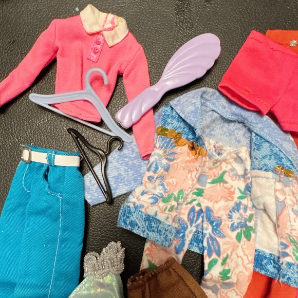Barbie clothes and accessories - Picture 2 of 5